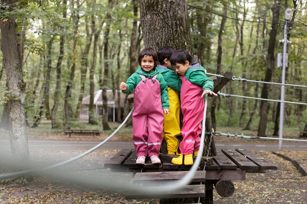 Full shot kinderen die samen spelen