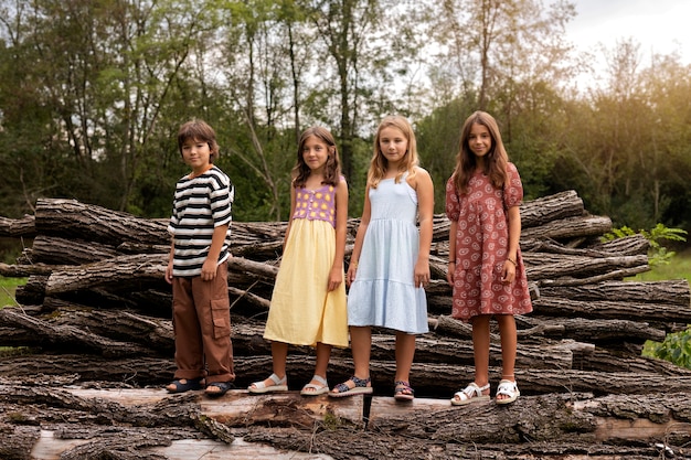 Full shot kinderen poseren in de natuur