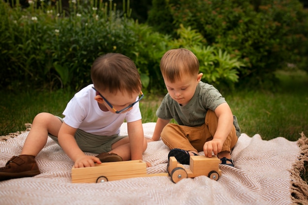 Full shot kinderen spelen met speelgoed