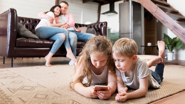 Full shot kinderen tot op de vloer