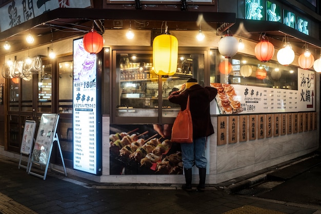 Full shot klant die Japanse straatvoedsel koopt
