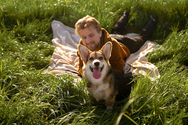 Gratis foto full shot man met hond in de natuur