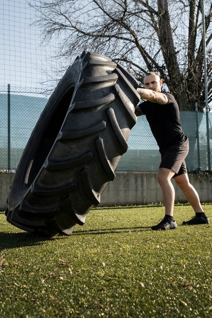 Full shot man trainen met wiel