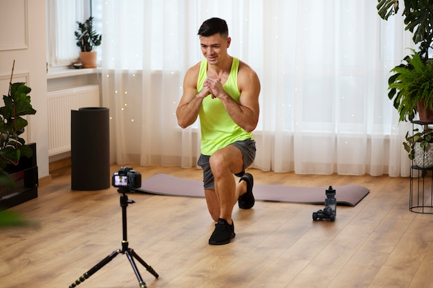 Gratis foto full shot man training met camera