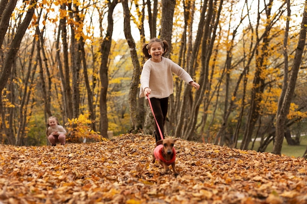 Gratis foto full shot meisjes met hond in de natuur