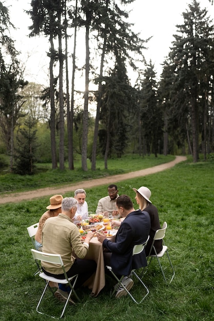 Gratis foto full shot mensen aan tafel