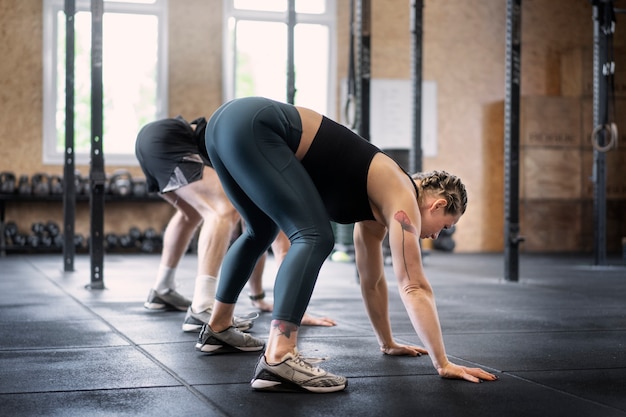 Full shot mensen die burpees doen