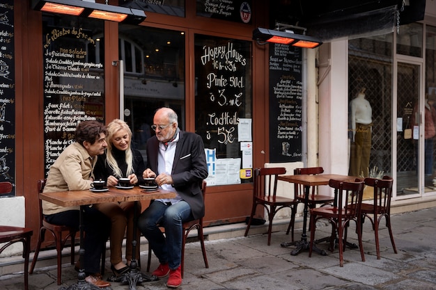 Full shot mensen die samen aan tafel zitten