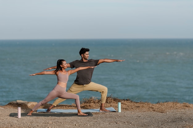 Full shot mensen die samen yoga doen