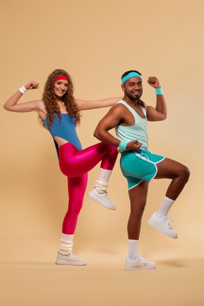 Full shot mensen trainen met 80's outfit