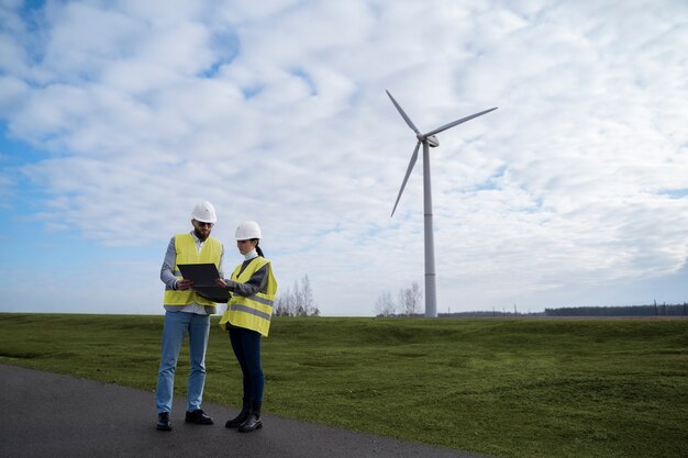 Full shot milieu-ingenieurs buitenshuis