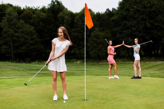 Full shot mooie meisjes golfen