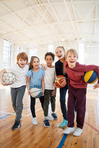 Full shot smiley kinderen poseren samen