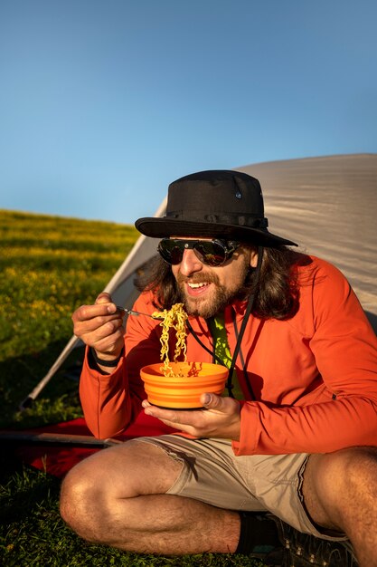 Full shot smiley man aan het eten