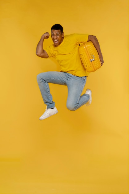 Full shot smiley man met bagage