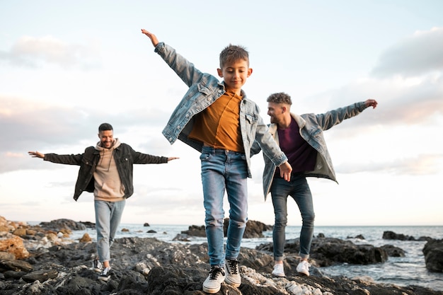 Full shot smiley mannen en jongen