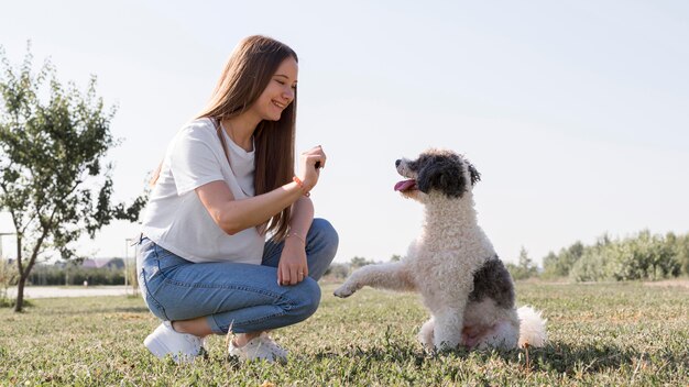 Full shot smiley meisje met schattige hond