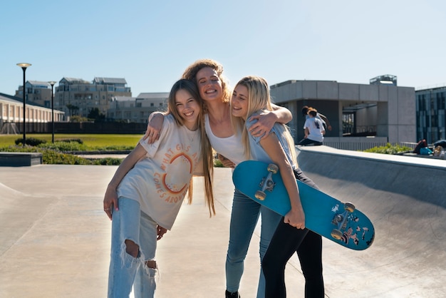 Gratis foto full shot smiley-vrienden met skateboard