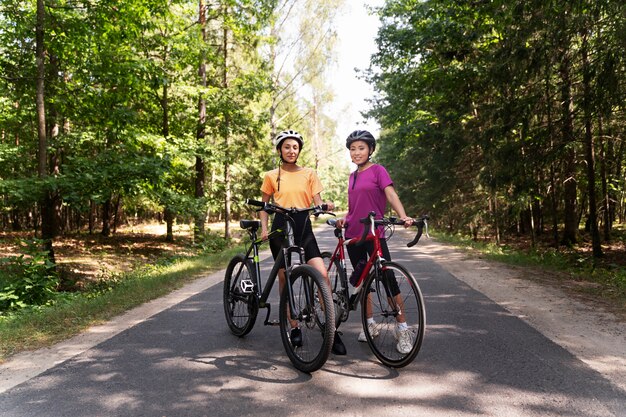 Full shot smiley vrouwen met fietsen