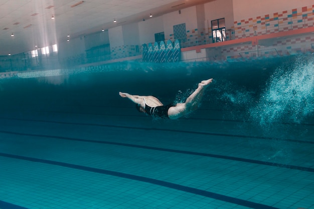 Full shot snelle zwemmer in het zwembad