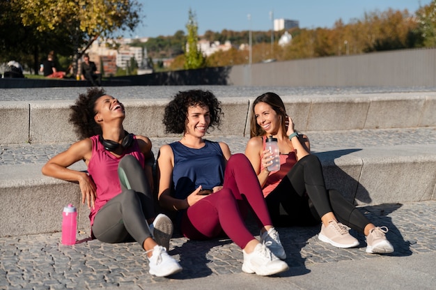 Full shot sportieve vrouwen die bij elkaar zitten