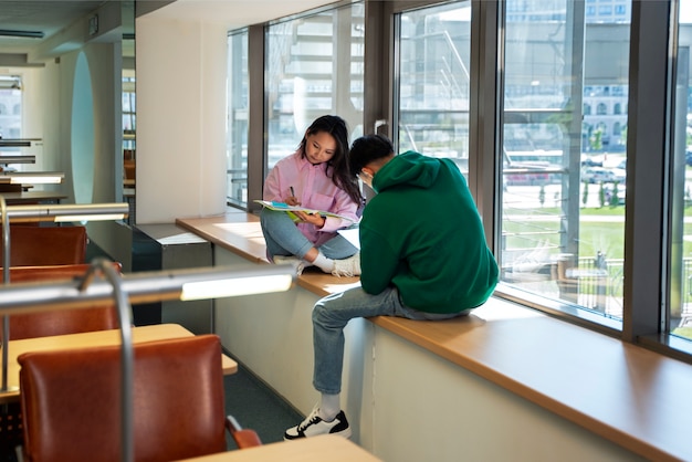 Full shot studenten samen proppen