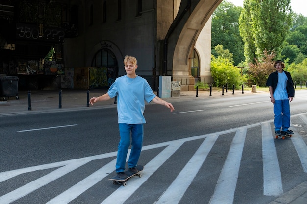 Full shot tieners op skateboards buiten