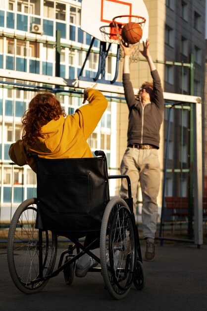 Full shot vrienden die basketbal spelen