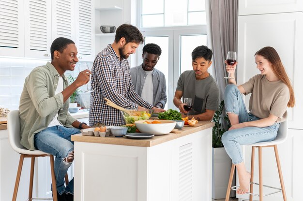 Full shot vrienden die samen eten