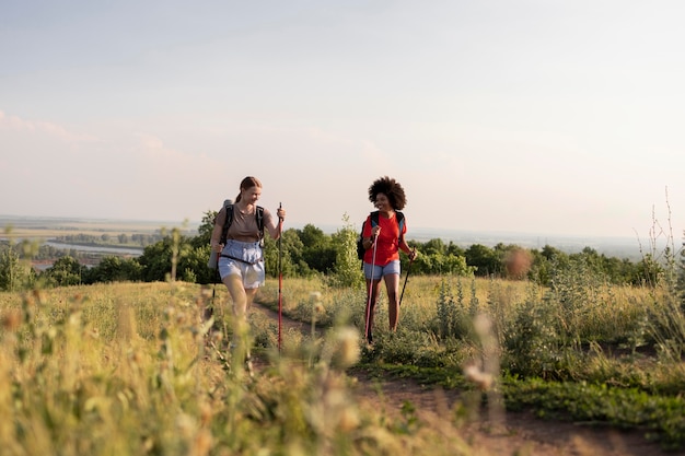 Full shot vrienden die samen lopen