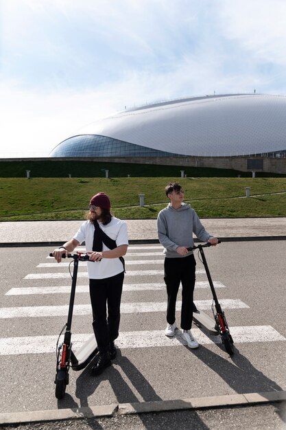 Full shot vrienden met elektrische scooters