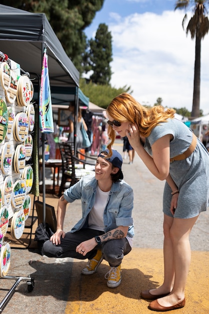 Full shot vrienden op vlooienmarkt