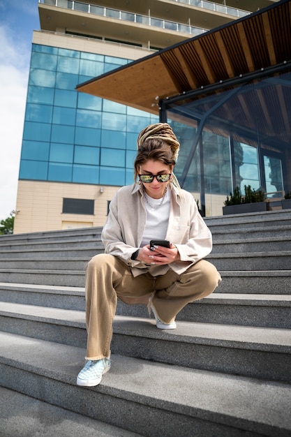 Full shot vrouw met smartphone