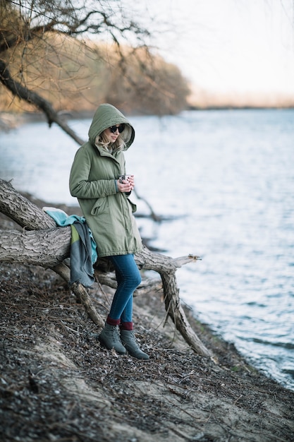 Full shot vrouw poseren in de natuur