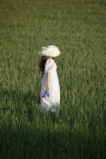 Full shot vrouw poseren in de natuur