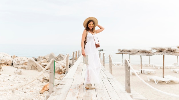 Gratis foto full shot vrouw poseren op het strand