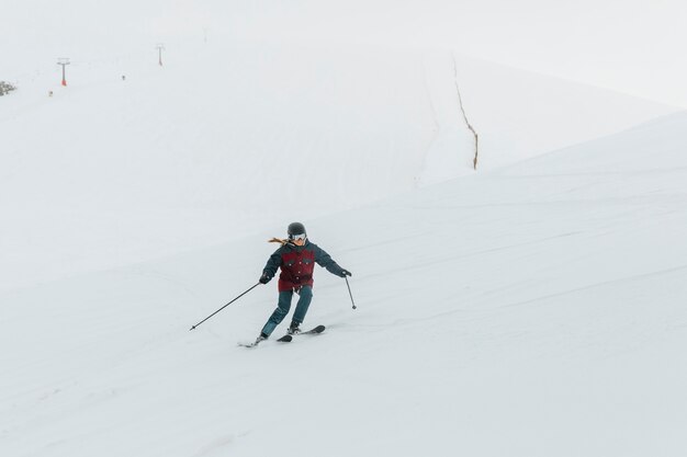 Full shot vrouw skiën