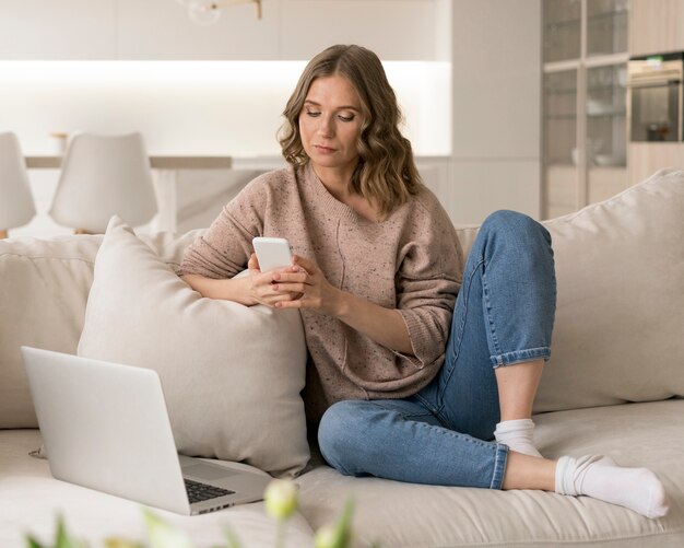 Full shot vrouw zittend op de bank