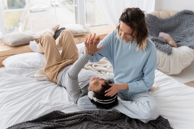 Full shot vrouwen die samen tijd doorbrengen