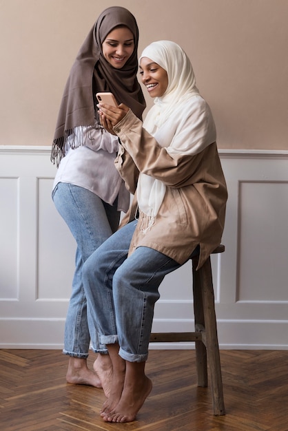 Full shot vrouwen met smartphone