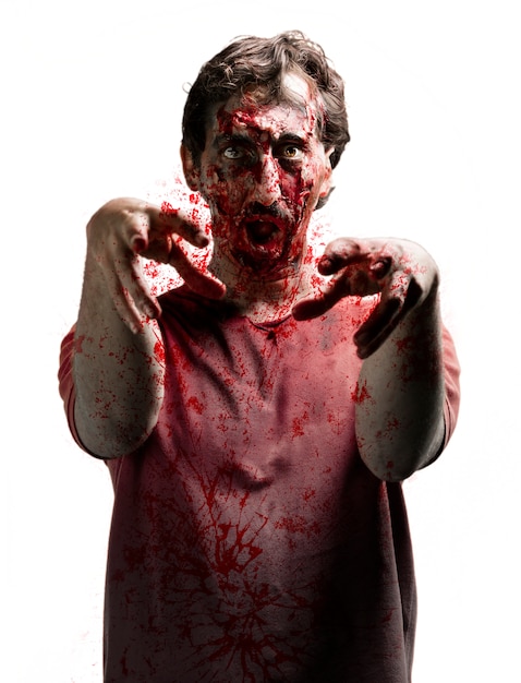 Gratis foto furious zombie met opgeheven armen