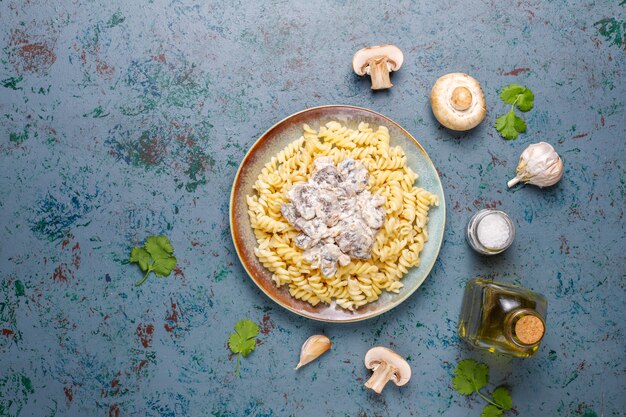 Fusilli pasta met champignons en kip, bovenaanzicht