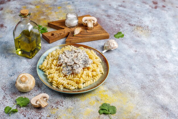 Fusilli pasta met champignons en kip, bovenaanzicht