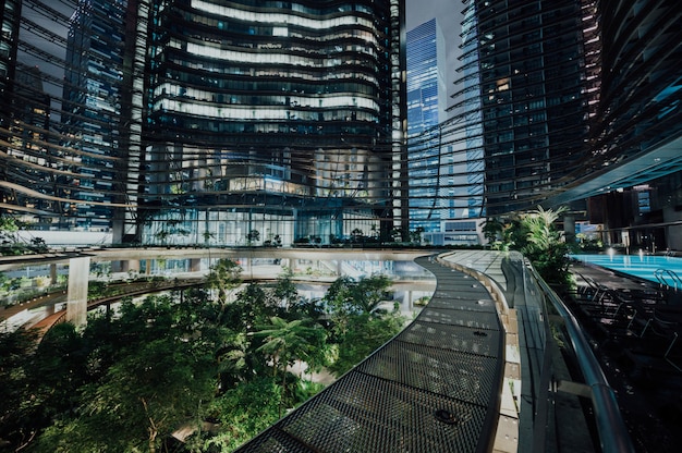 Gratis foto futuristische stadsruimte 's nachts