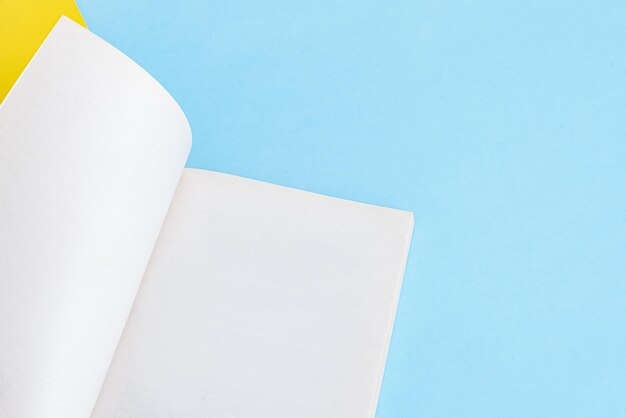 Fysiek papieren boek over achtergrondclose-up