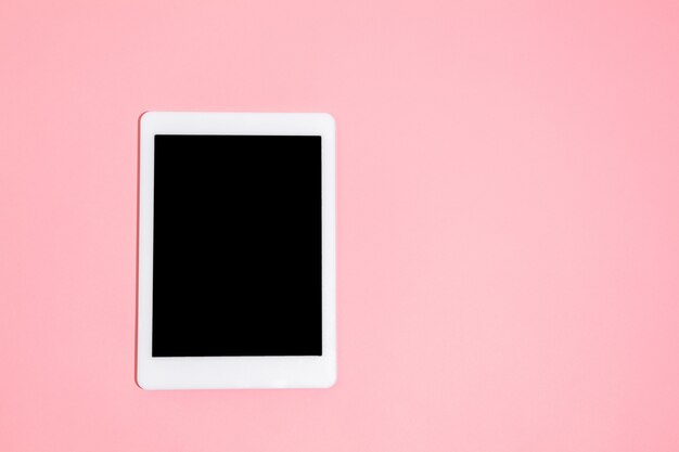 Gratis foto gadgets, apparaat op bovenaanzicht, leeg scherm met copyspace, minimalistische stijl. technologieën, modern, marketing. negatieve ruimte voor advertentie. koraal op de muur. stijlvol, trendy. werkplek voor productiviteit.