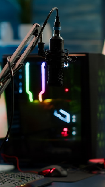 Game is voorbij op weergave van professionele krachtige RGB-computer en streamchat is voorbereid op virtueel toernooi