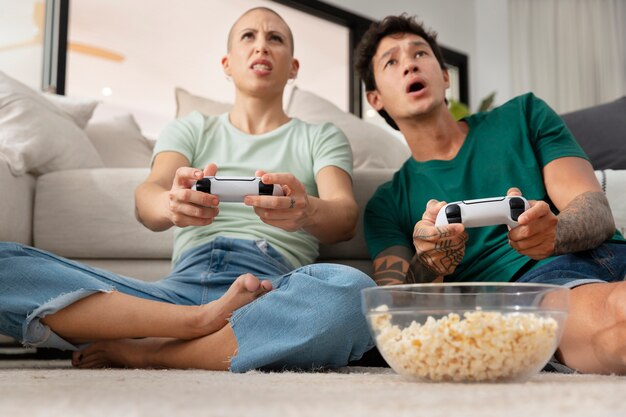 Gamers die plezier hebben tijdens het spelen van videogames