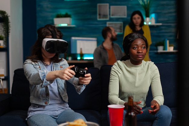 Gamervrouw met virtual reality-headset met controller die videogames speelt