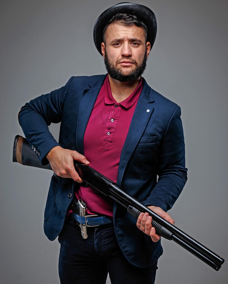 Gratis Foto gansgter, geïsoleerd op grijs. studio opname.